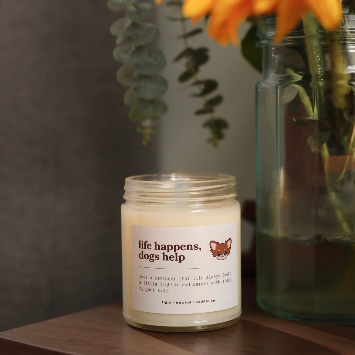 Bougie parfumée en cire de soja pour amoureux des chiens — « la vie arrive, les chiens aident » 9oz en pot