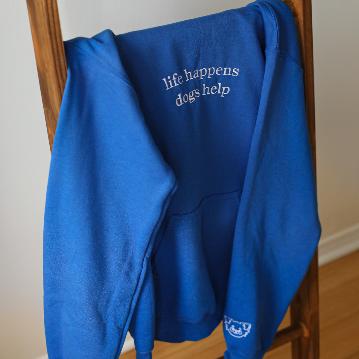 Hoodie “Life happens, dogs help” - Unisexe